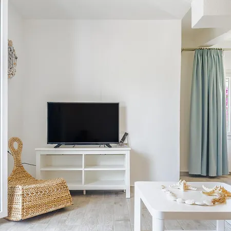 Almira Aparthotel 3*