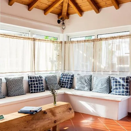 Lejlighedshotel Almira Troulos